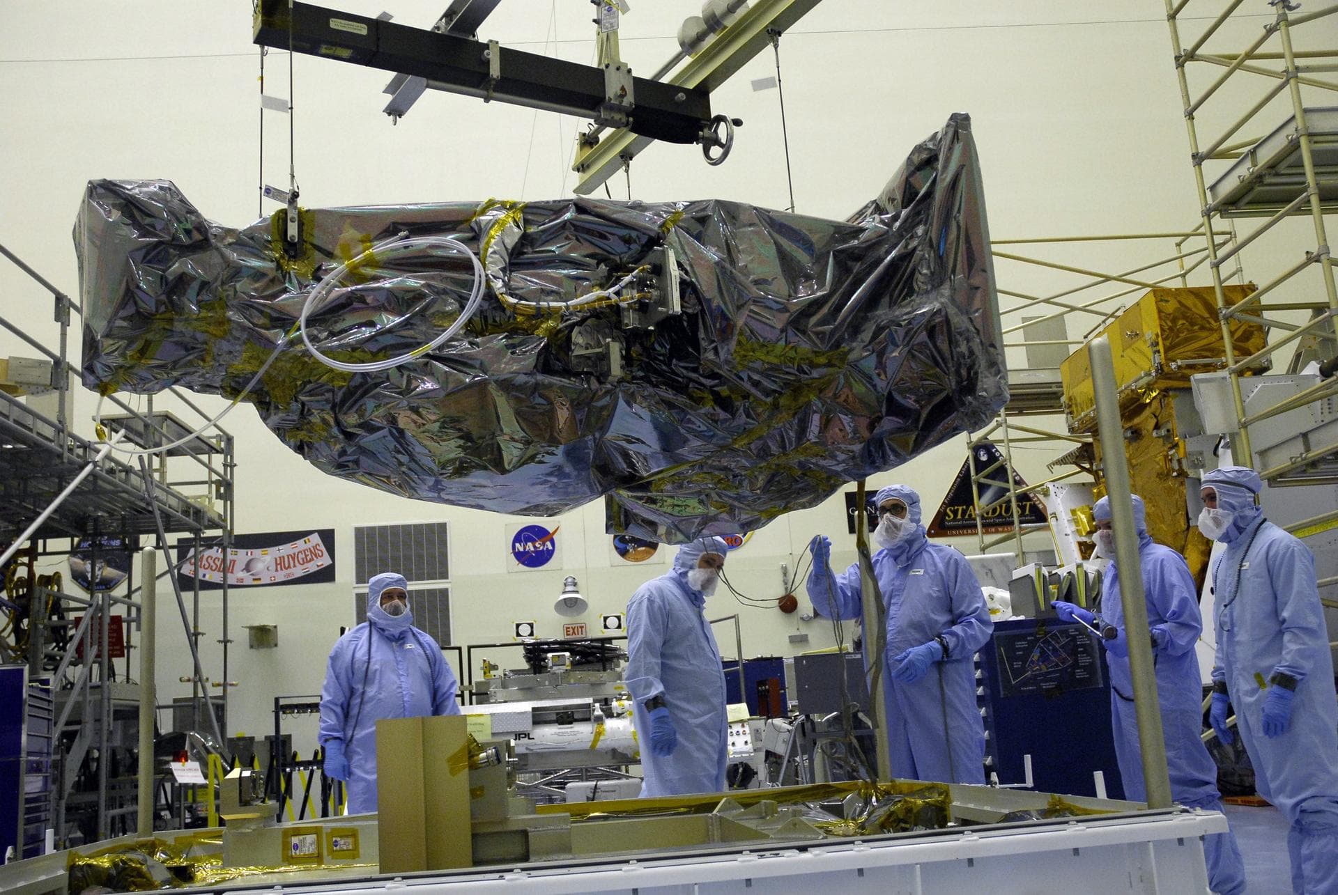 CAPE CANAVERAL, Fla. – In the Payload Hazardous Servicing Facility at NASA's Kennedy Space Center, an overhead crane lifts the Wide Field Camera 3, or WFC3, from the base of the shipping container.