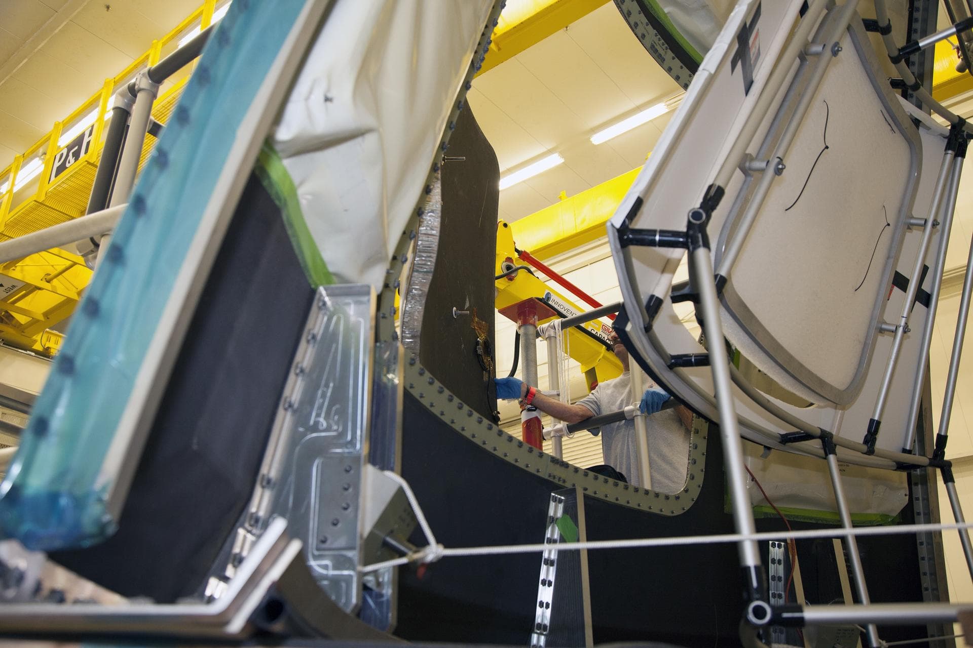 CAPE CANAVERAL, Fla. – Inside the Vehicle Assembly Building at NASA’s Kennedy Space Center in Florida, engineers and technicians are performing a GIZMO demonstration test on the ground test article La
