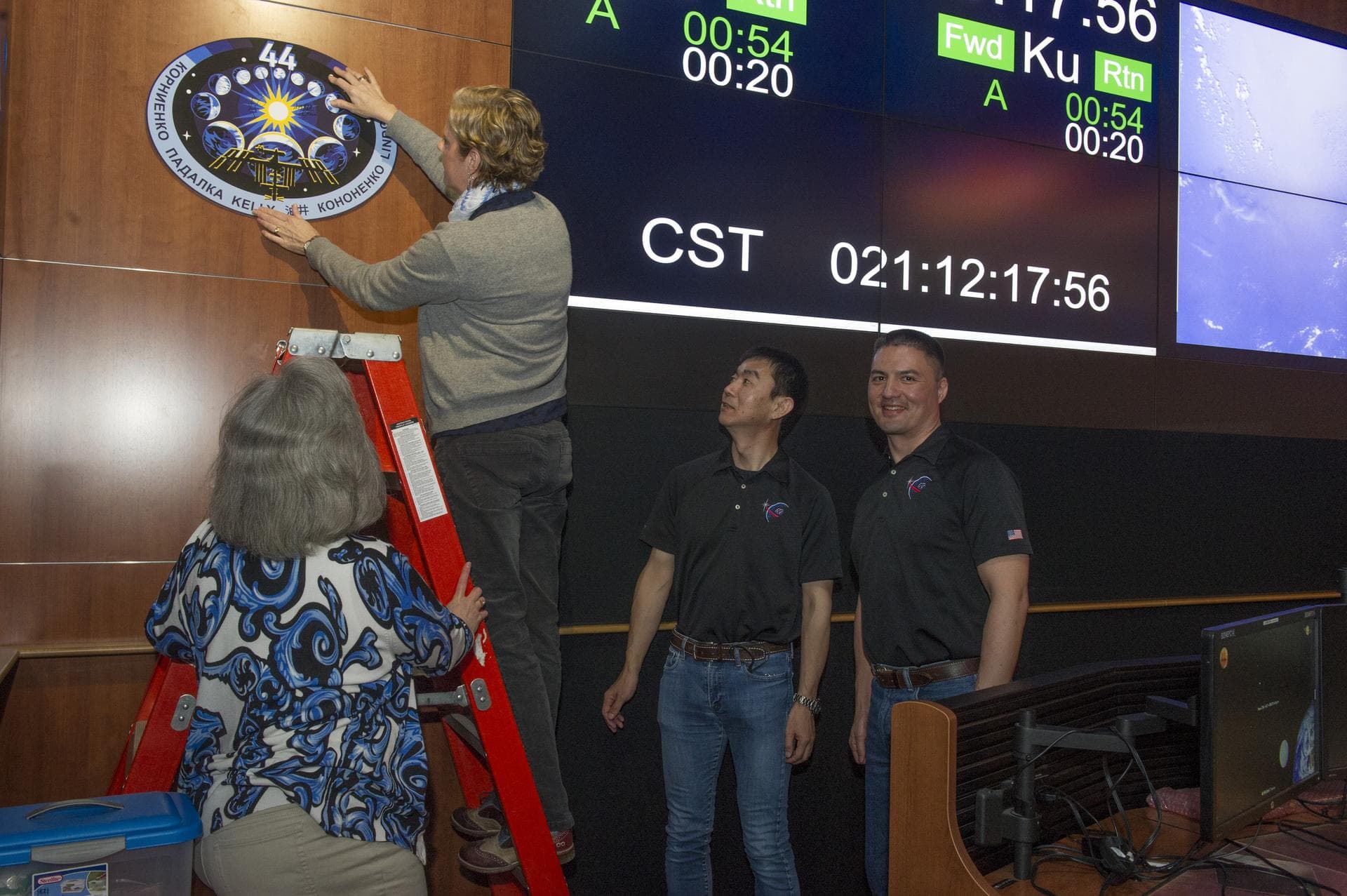 LISA PRENDERGAST HANGS INCREMENT 44 PLAQUE, BECKY GRIMALDI, ASTRONAUTS KIMIYA YUI, AND KJELL LINDGREN ALSO PICTURED
