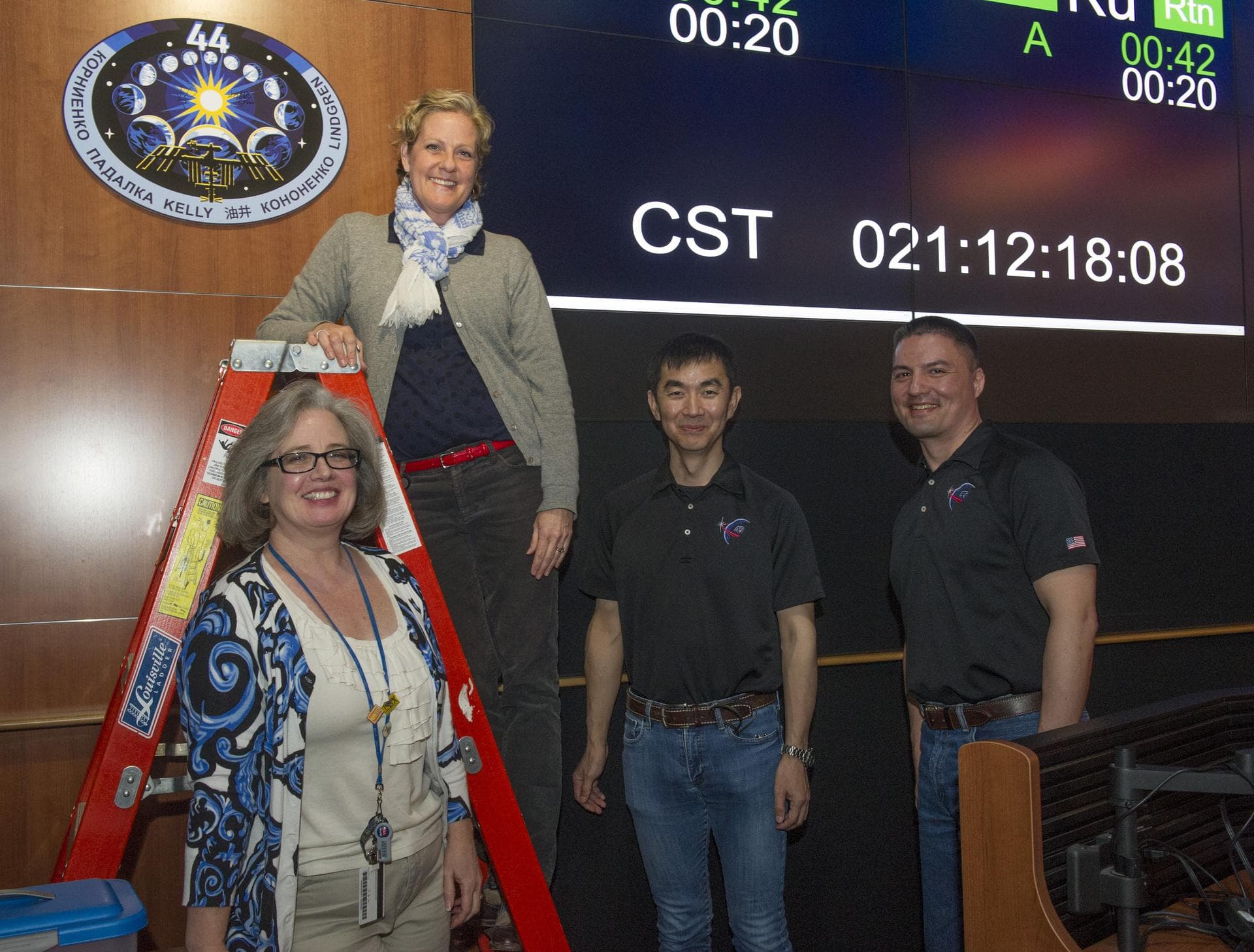 LISA PRENDERGAST HANGS INCREMENT 44 PLAQUE, BECKY GRIMALDI, ASTRONAUTS KIMIYA YUI, AND KJELL LINDGREN ALSO PICTURED