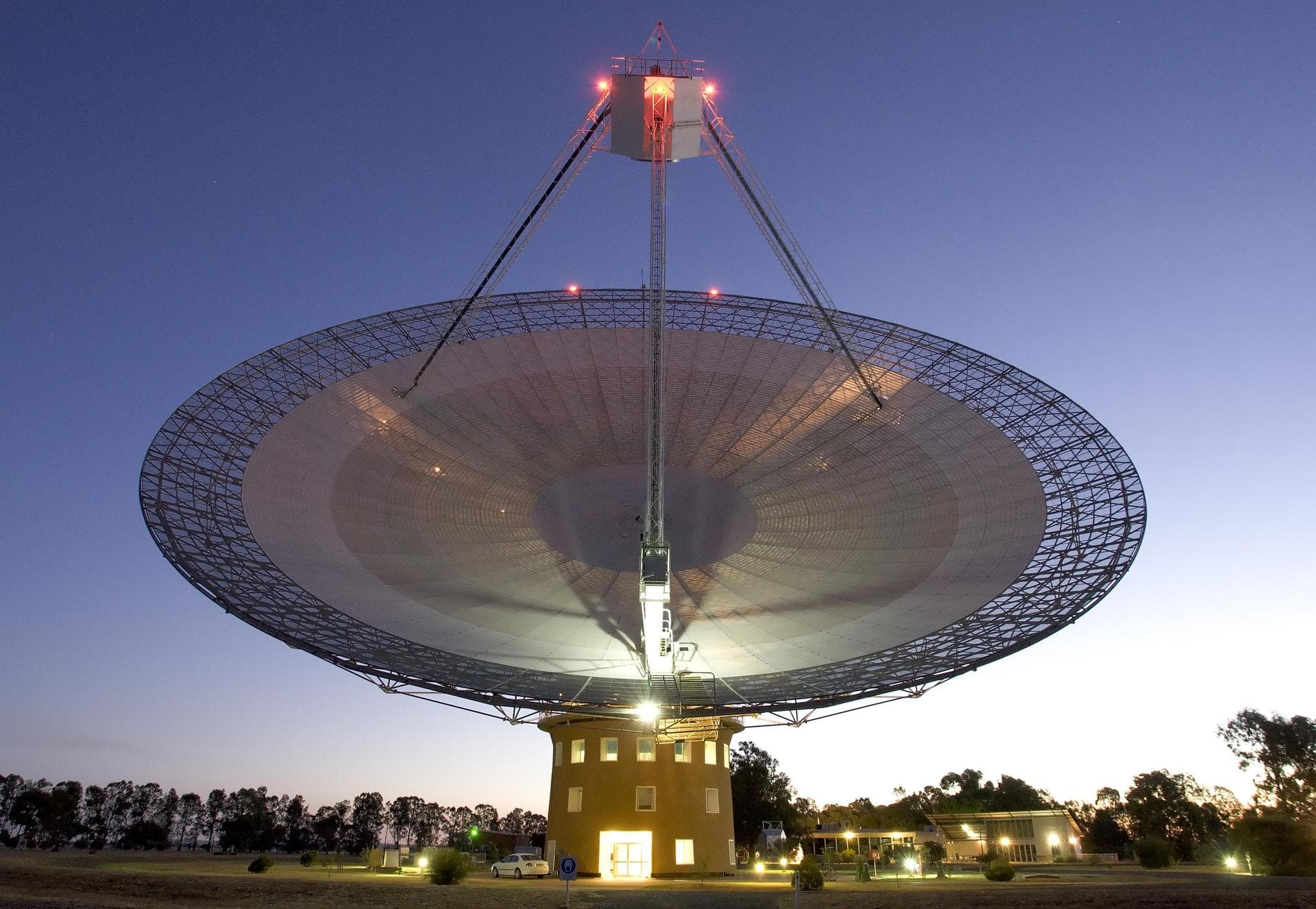 This image shows the Parkes telescope in Australia, part of the Commonwealth Scientific and Industrial Research Organization. Researchers used the telescope to detect the first population of radio bur