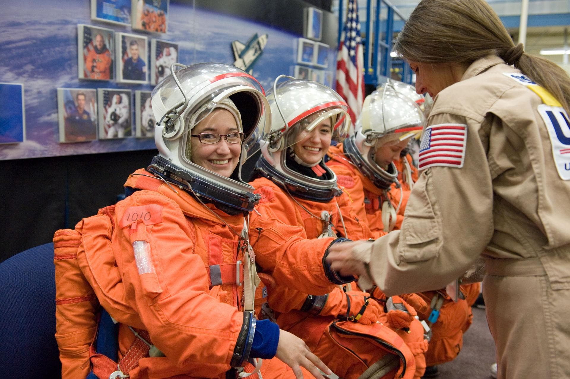 jsc2011e002624 (01/11/2011)--- Training was performed at the Johnson Space Center to familiarize crew with emergency evacuation procedures from the shuttle system. Engineers at JSC (including Susana T