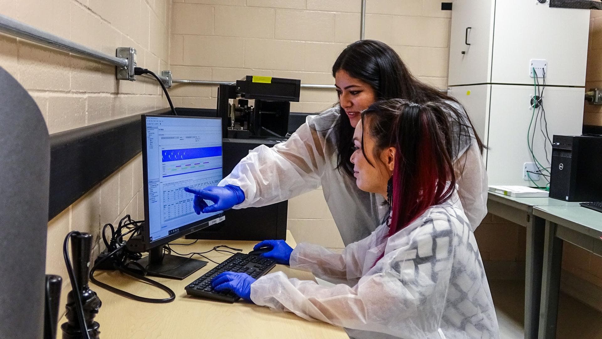 jsc2023e069280 (10/4/2023) --- Steffy Tabares Ruiz and Jade Nguyen analyze behavioral data that are informative for quantifying the effects of the space environment on neurobehavioral function. Rodent