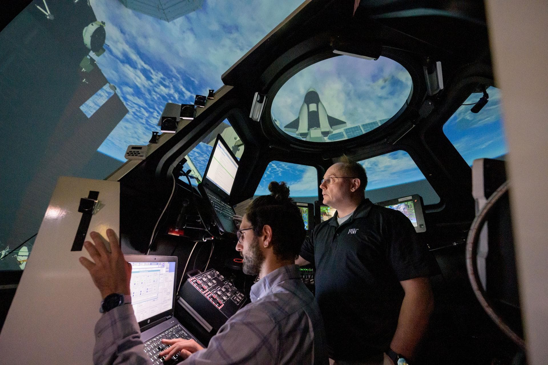 jsc2025e003643 (Jan. 28, 2025) --- NASA astronaut Mike Fincke (right) works with his trainers in a simulator to brush up on berthing Sierra Space’s Dream Chaser and other space station robotics skills