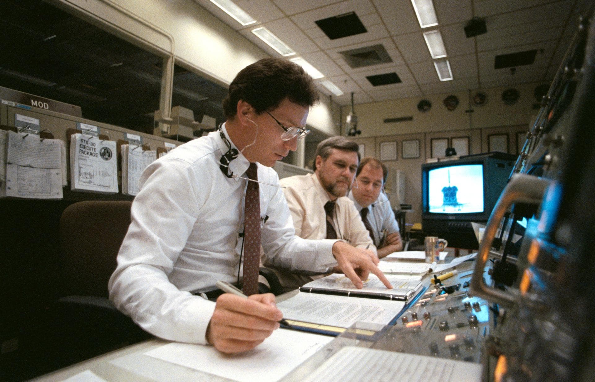 STS030-S-118 (8 May 1989 ) --- The landing phase of the space shuttle Atlantis is monitored by three flight directors in the Flight Control Room (FCR) of the Johnson Space Center's (JSC) Mission Contr