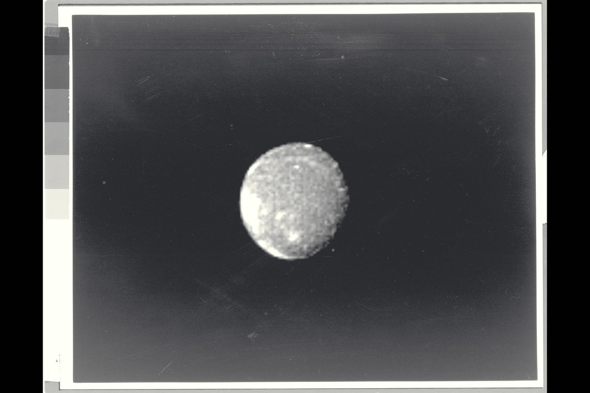 Range : 2.52 million miles (1.56 million miles) Resolution : 47km. ( 29 mi.) Closest Approach: 127,000 km. (79,000 mi.) P-29479B/W This Voyager 2 image of the brightest Uranian satellite of the five