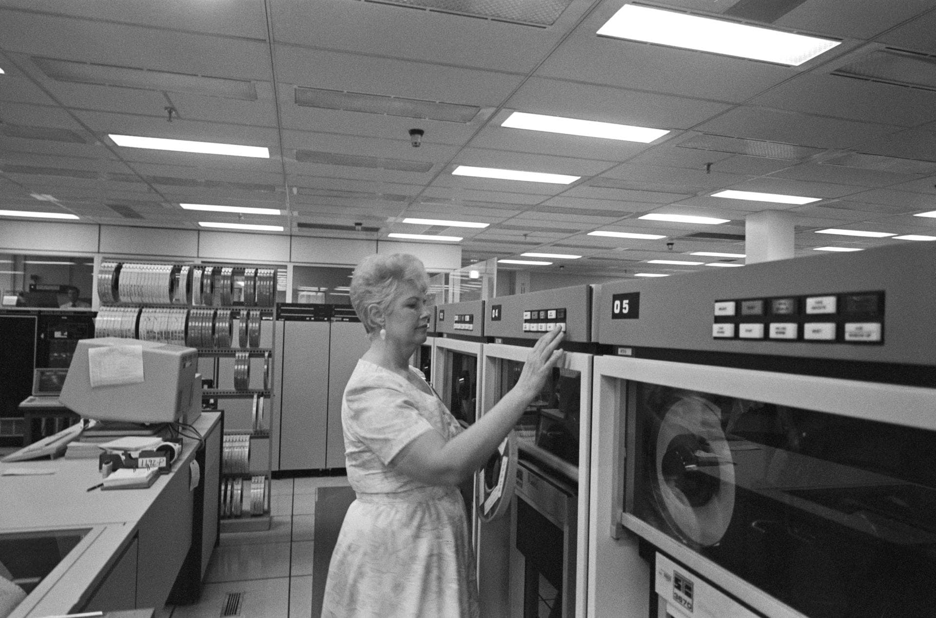 S86-30340 (4 April 1986) --- Larue Forbes of CSC prepares to put the MADS tape onto one of the central data office’s computers.
