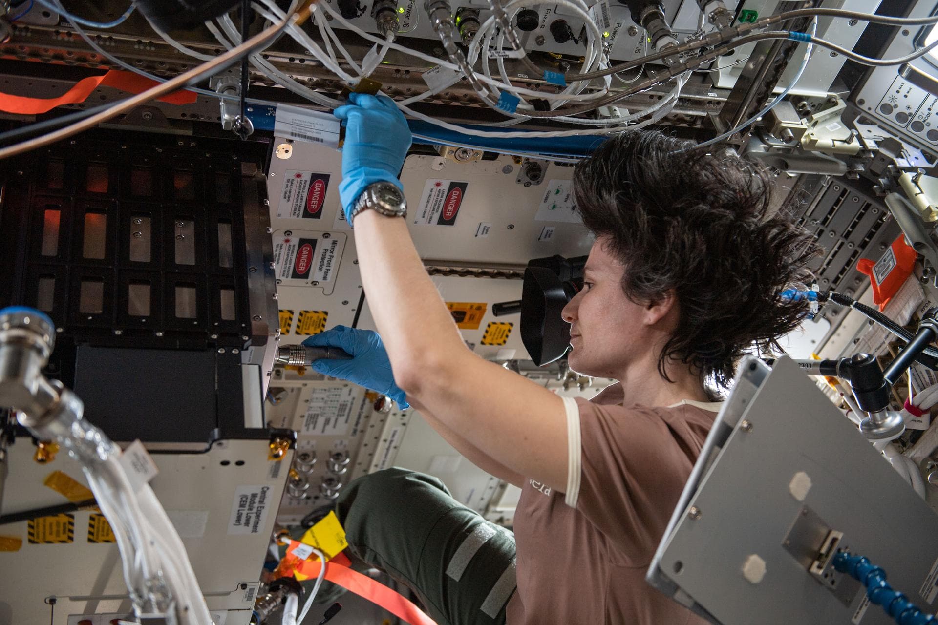 iss067e253409 (Aug. 10, 2022) --- ESA (European Space Agency) astronaut Samantha Cristoforetti works on ESA’s FSL Soft Matter Dynamics - PASTA, a study of whether additives increase or decrease the st
