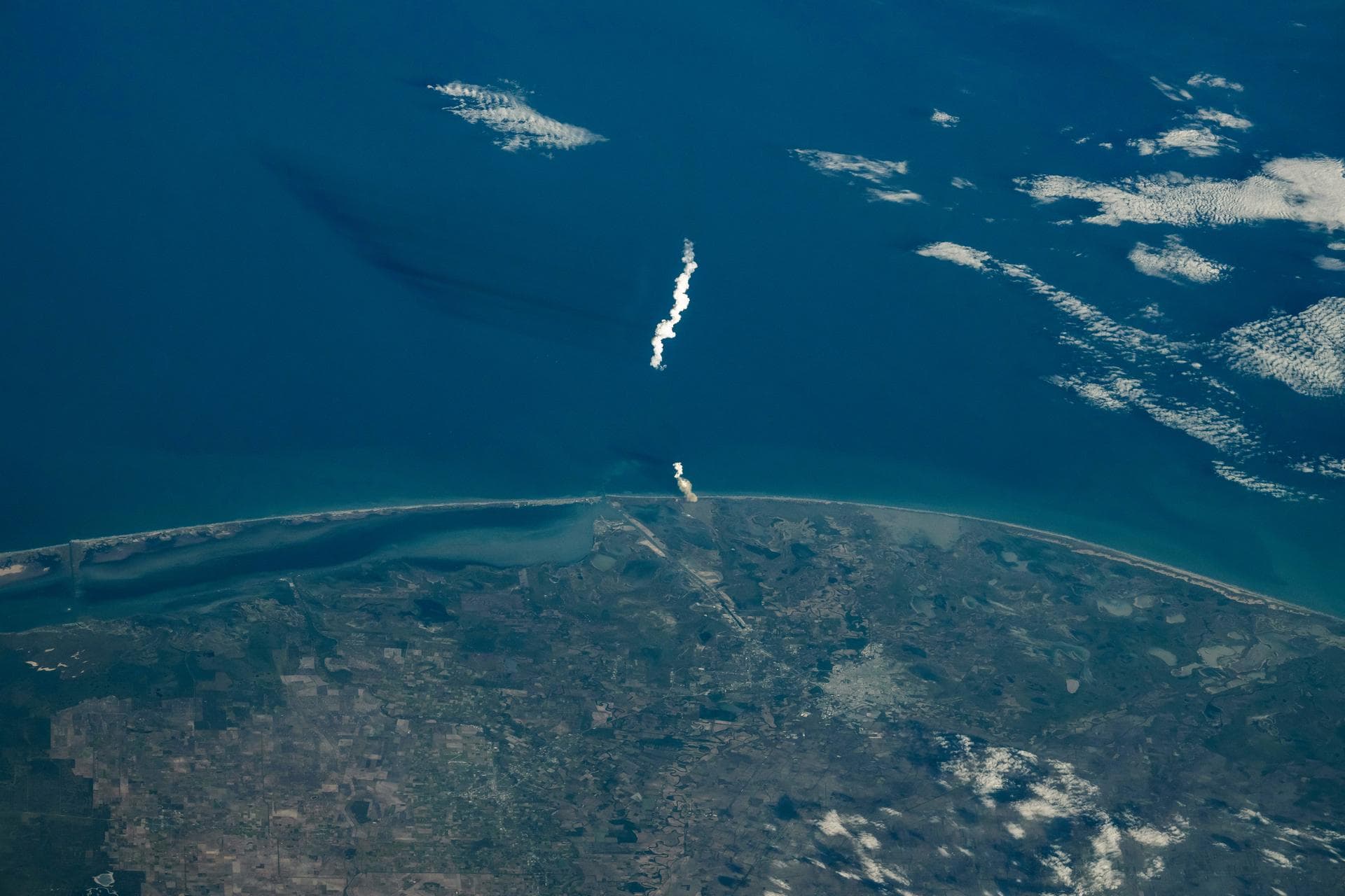 iss072e220043 (Nov. 19, 2024) --- The plume from the SpaceX Starship 6 rocket can be seen after launching on its sixth flight test from the company's Starbase site in Boca Chica, Texas. Credit: Don Pe