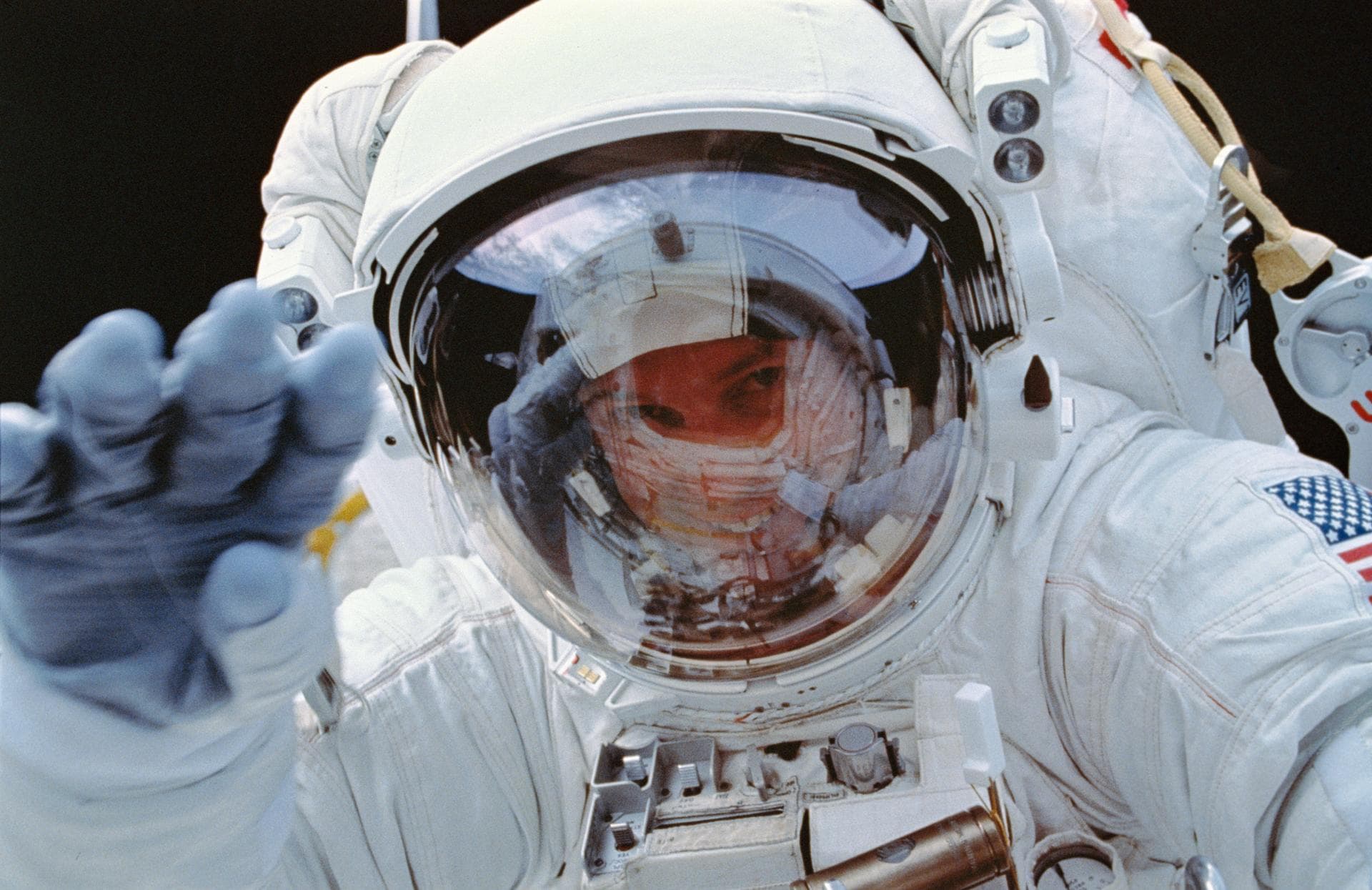 STS054-31-031 (17 Jan 1993) --- Astronaut Gregory J. Harbaugh, mission specialist, waves to fellow crew members on Endeavour's aft flight deck from the payload bay during the four-plus hours extravehi
